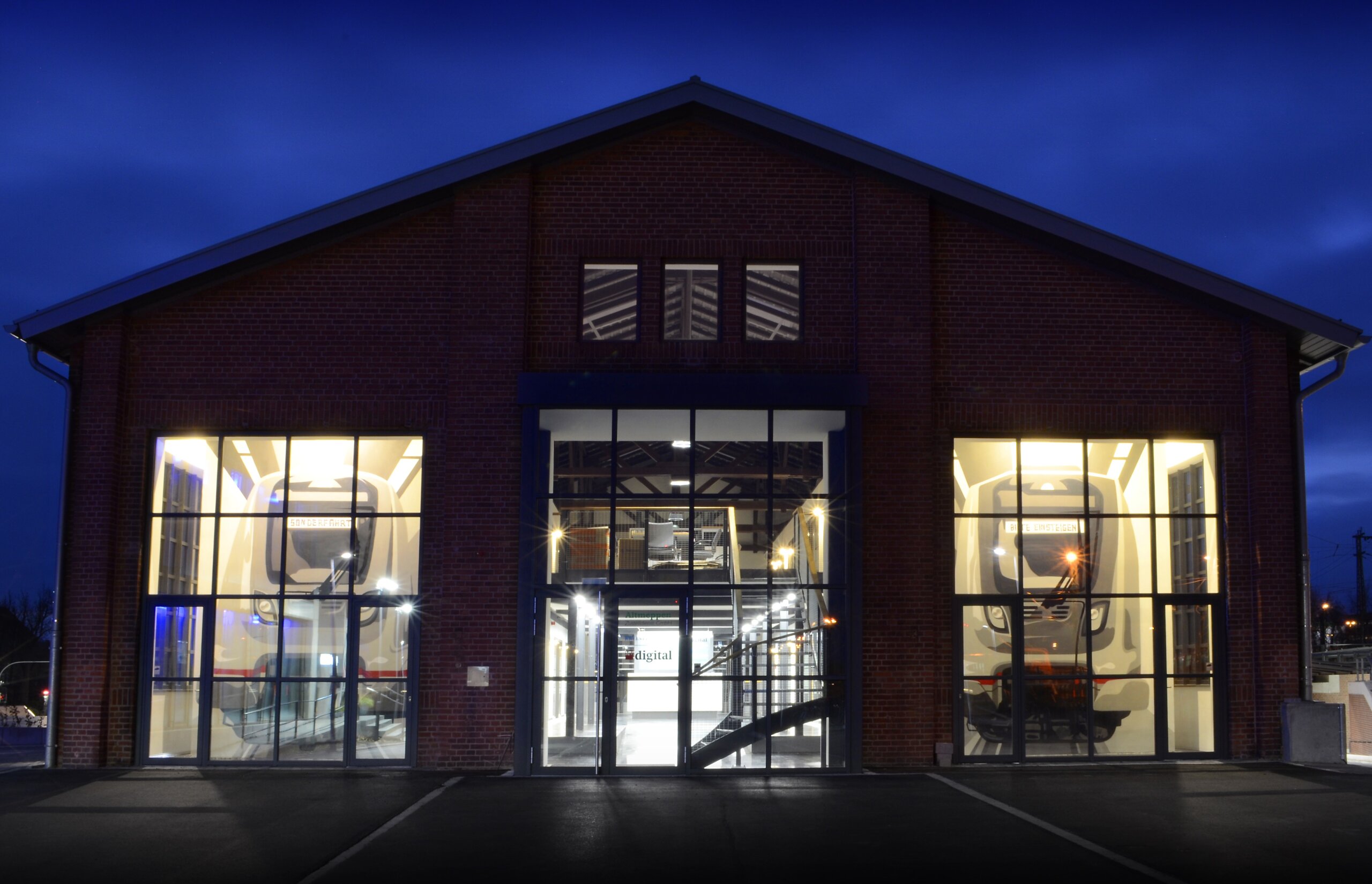 Triebwagenhalle_Abends_Front
